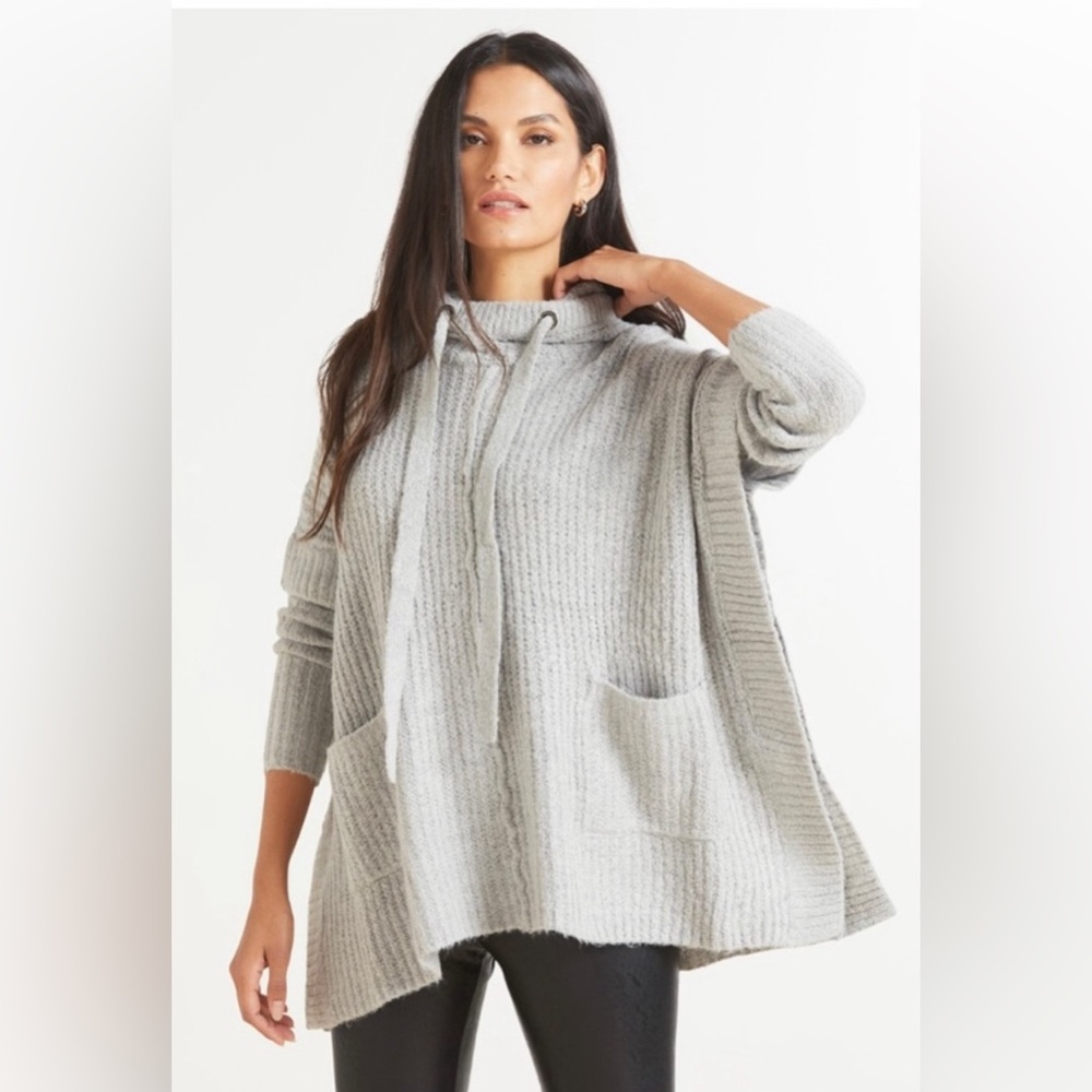 Trendy Sweater with Hood and pockets